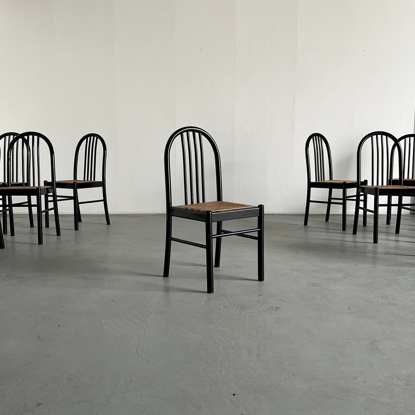 1 des 30 chaises de salle à manger ou chaises de bistro italiennes modernes du milieu du siècle en bois laqué et canne en osier, Italie vintage des années 1970