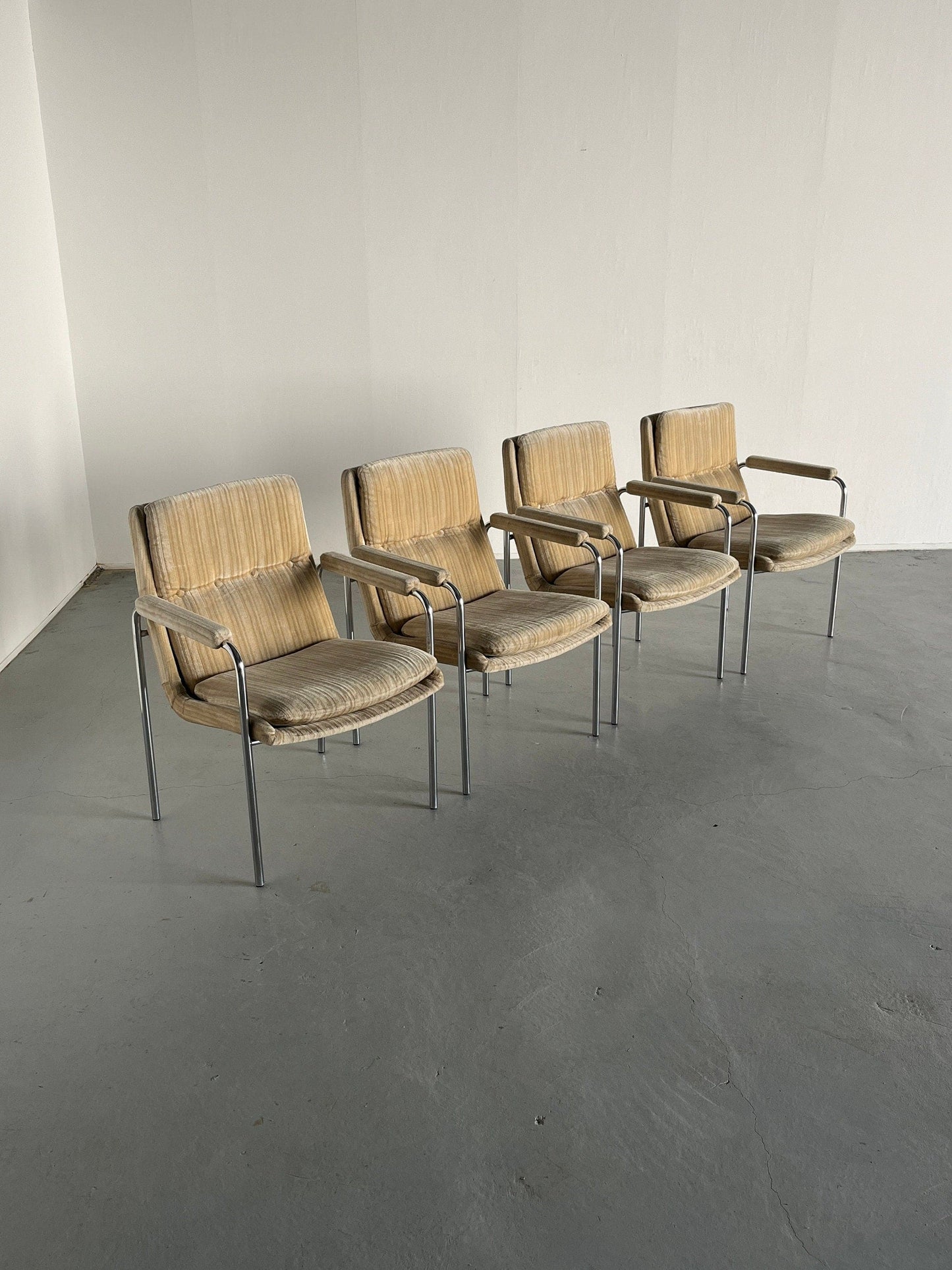 1 sur 4 Fauteuil moderne du milieu du siècle en acier tubulaire chromé et rembourrage rayé, Allemagne des années 1970