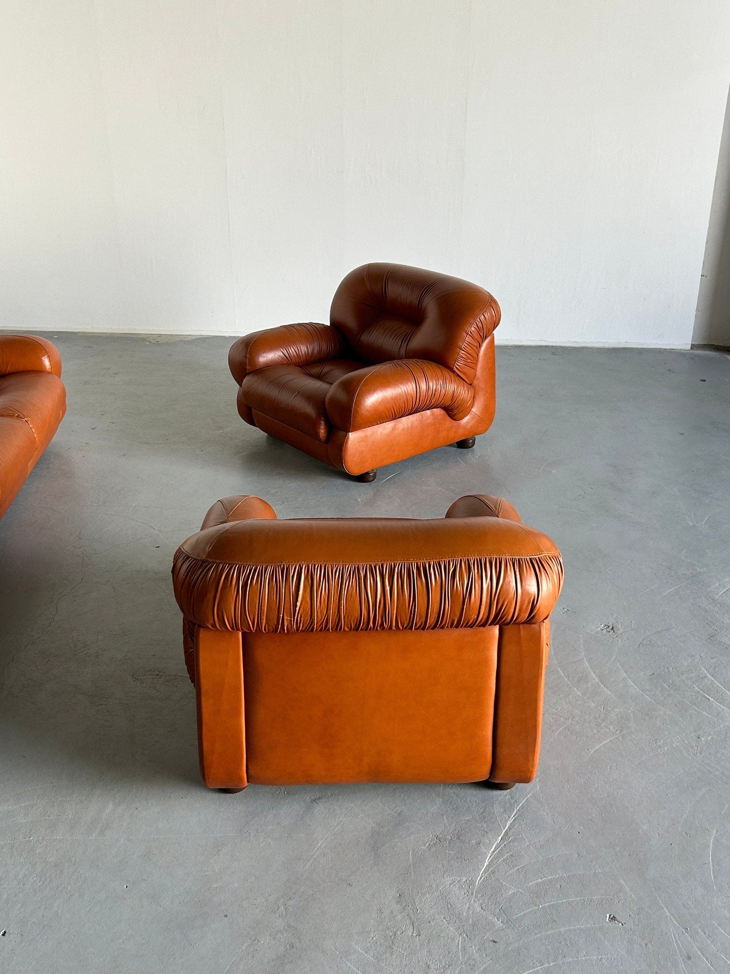 Ensemble de sièges modernes italiens du milieu du siècle en cuir cognac froncé, années 1970 / Ensemble de 3 vintage