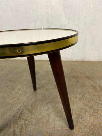 Tabouret fleur rond avec bord en laiton et trois pieds tournés vers l'extérieur vintage