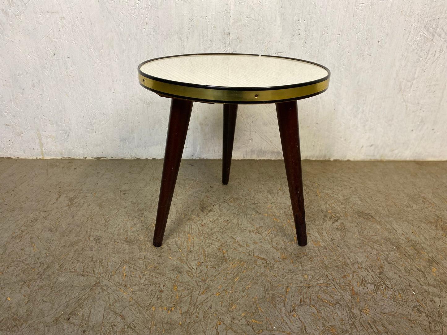 Tabouret fleur rond avec bord en laiton et trois pieds tournés vers l'extérieur vintage