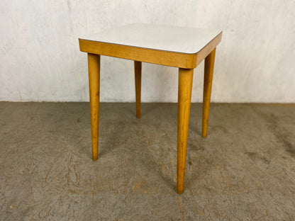 Tabouret d'une beauté intemporelle avec le formica vintage typique des années 50