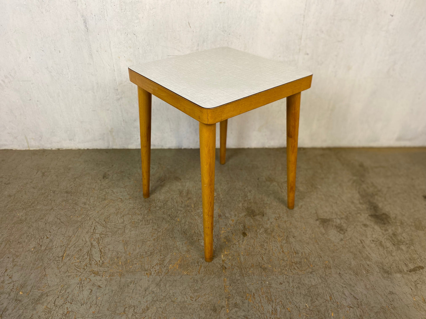 Tabouret d'une beauté intemporelle avec le formica vintage typique des années 50