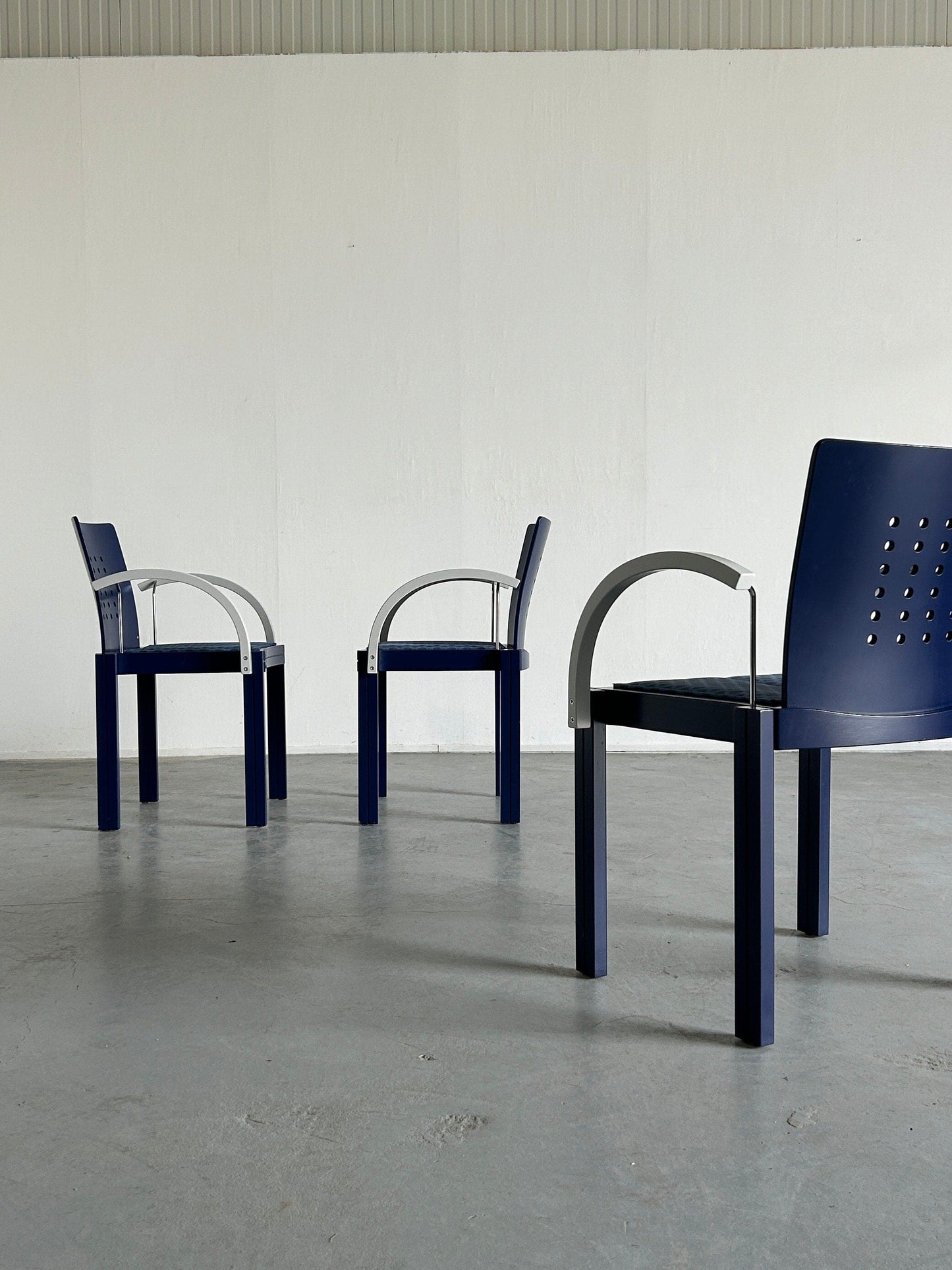 Set von 4 postmoderne Memphis-Ära Original Thonet Wien skulpturale stapelbare Esszimmerstühle, Original und signiert, 1990er Jahre Österreich Vintage