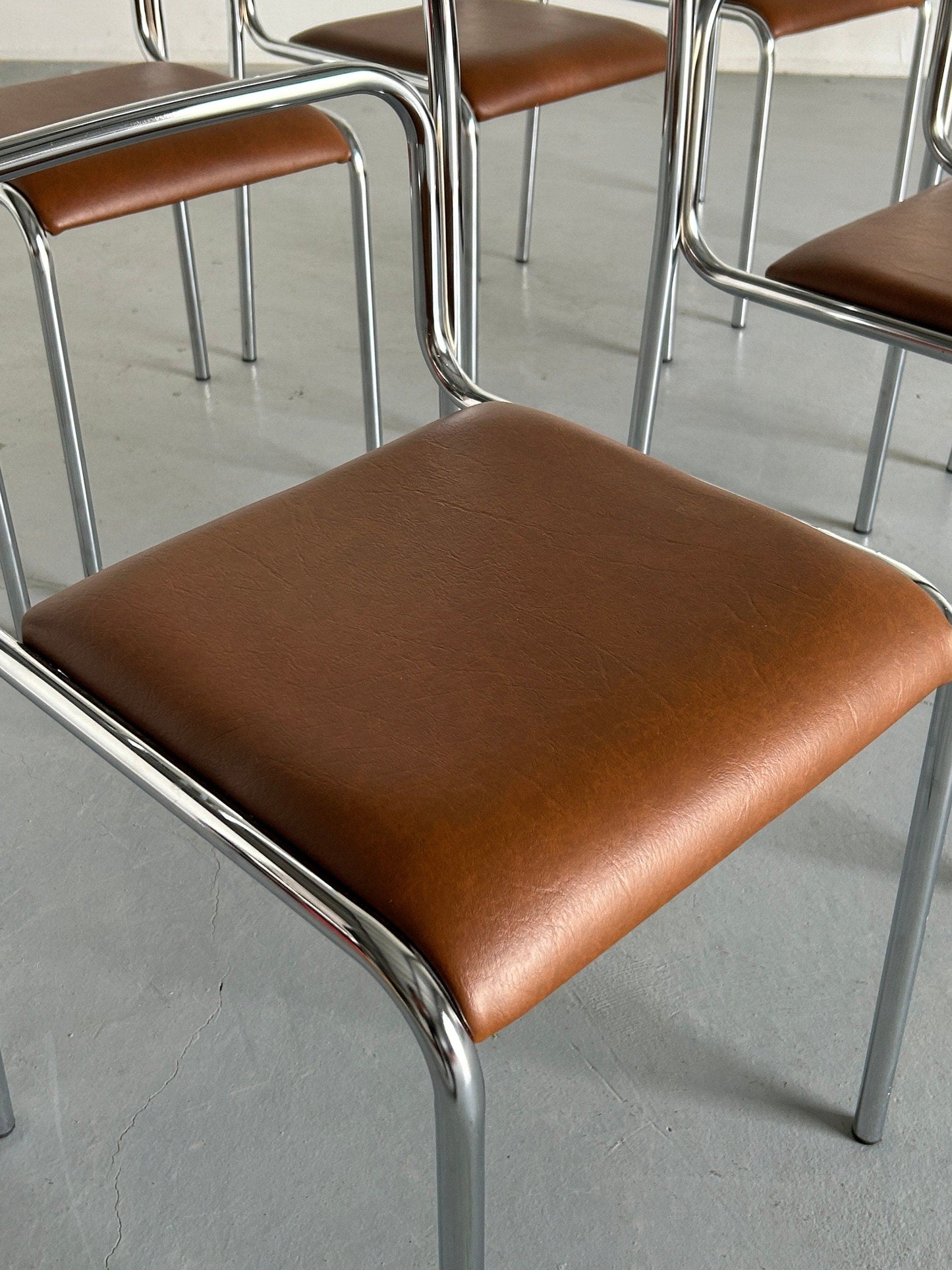 Bauhaus design acier tubulaire chromé et chaises de salle à manger en faux cuir marron, chaises de salle à manger empilables modernistes italiennes des années 1980 vintage