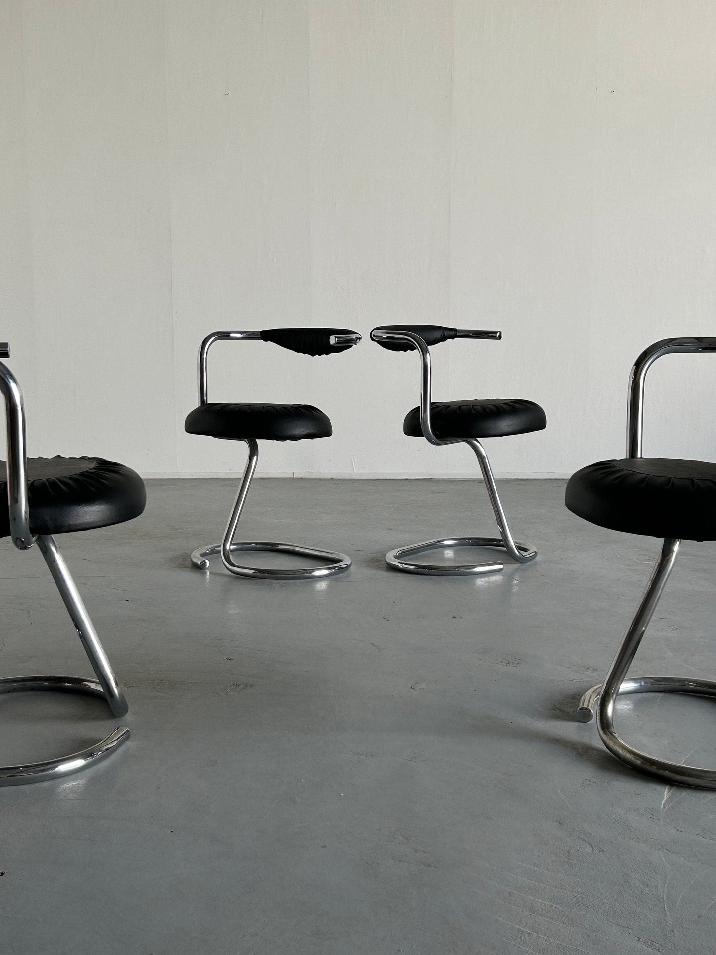 Ensemble de 4 chaises vintage "Cobra" de Giotto Stoppino en simili cuir noir, 1970 Italie