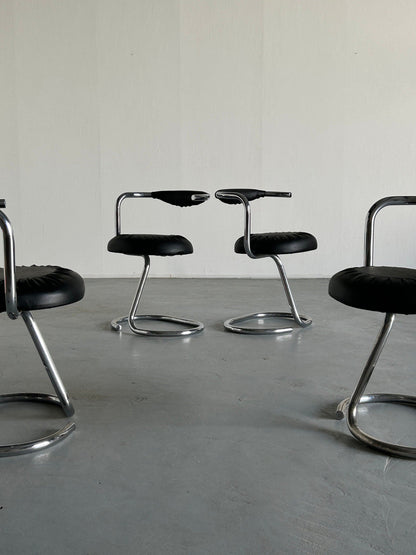 Ensemble de 4 chaises vintage "Cobra" de Giotto Stoppino en simili cuir noir, 1970 Italie