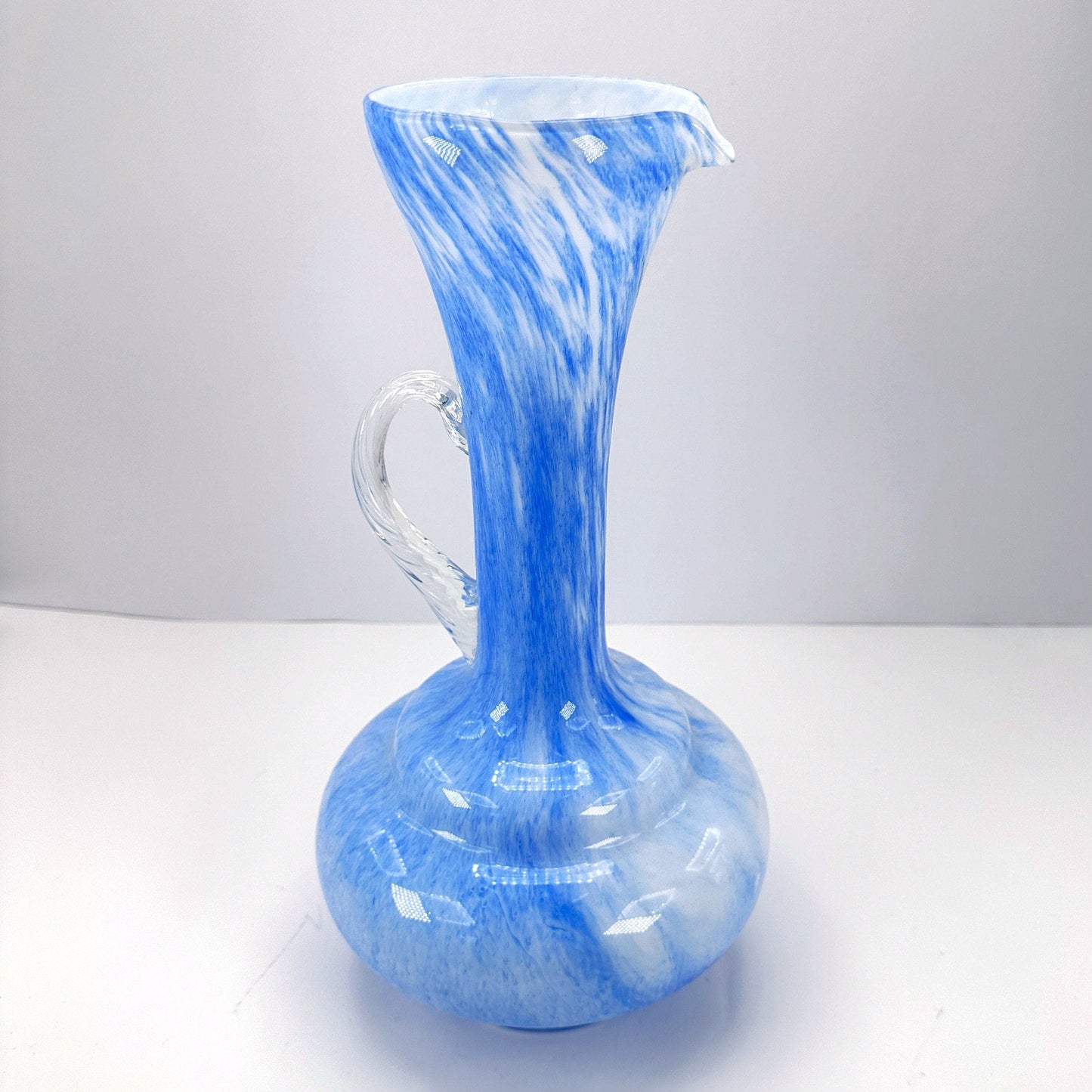 Vase à fleurs à poignée italienne années 1970 Murano années 70 Verre blanc bleu marbré