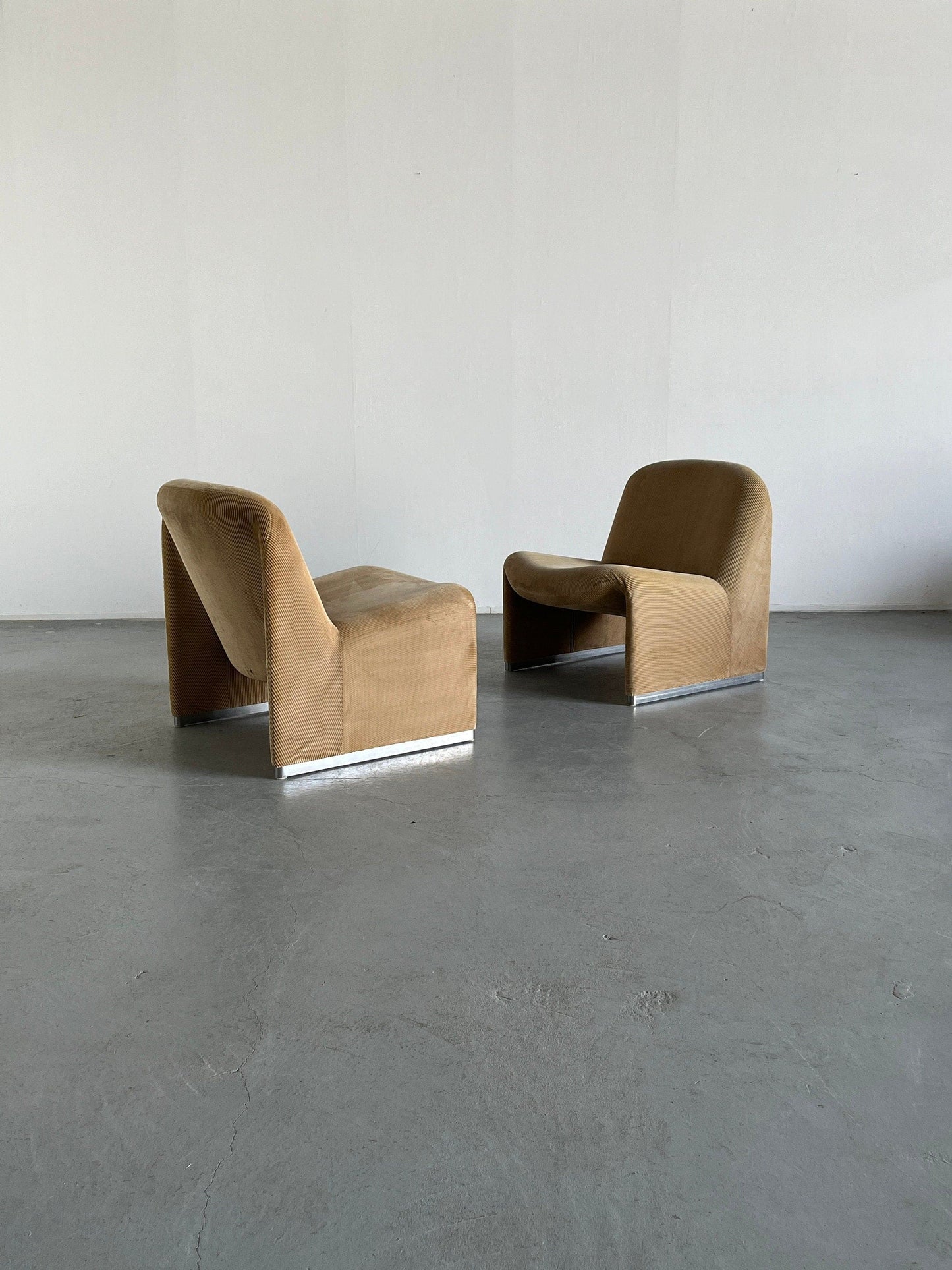 Pair of Iconic 'Alky' chairs by Giancarlo Piretti for Anonima Castelli in Beige Cotton Corduroy, 1970s Italy