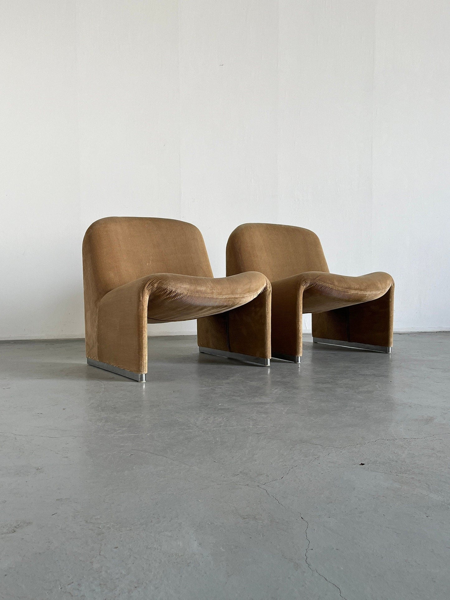 Pair of Iconic 'Alky' chairs by Giancarlo Piretti for Anonima Castelli in Beige Cotton Corduroy, 1970s Italy