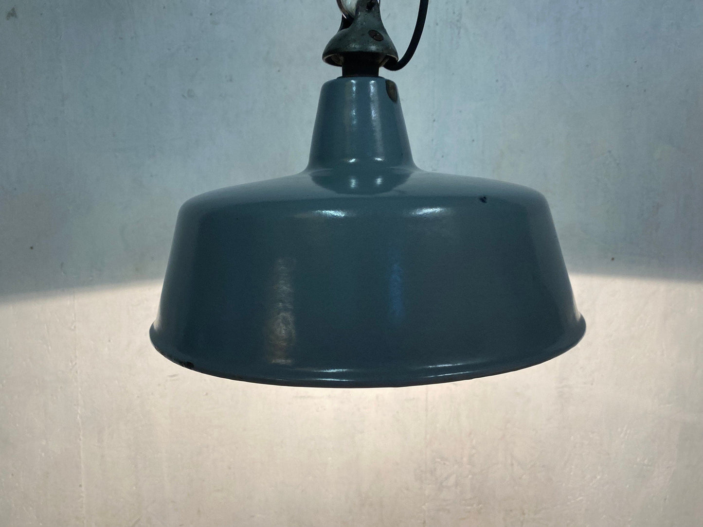 Emaillierte Deckenlampe im Industriedesign Vintage