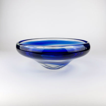 Bol en verre du milieu du siècle Bohemia CZ Cobalt Blue Swirl Solid Bowl Tchécoslovaquie