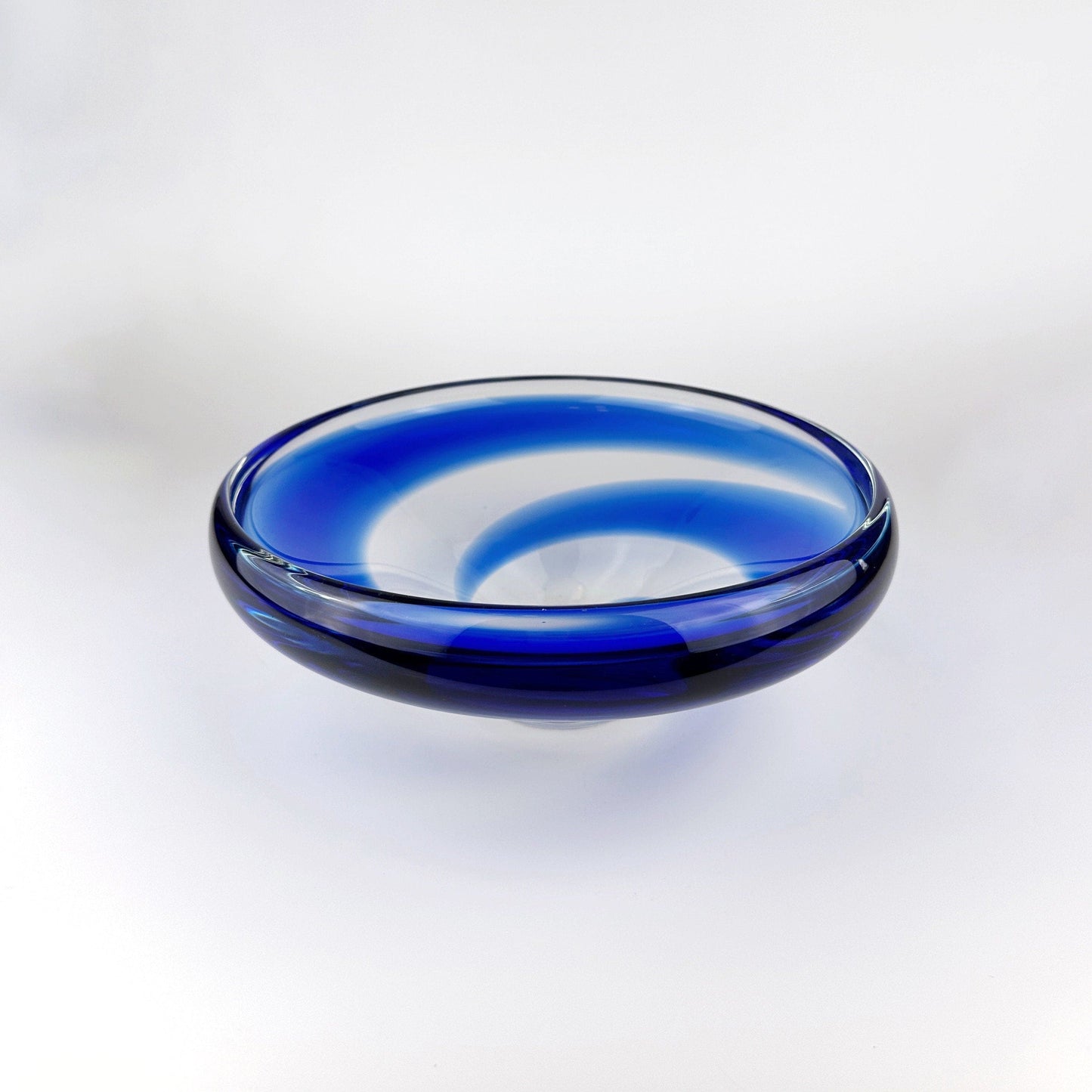 Bol en verre du milieu du siècle Bohemia CZ Cobalt Blue Swirl Solid Bowl Tchécoslovaquie