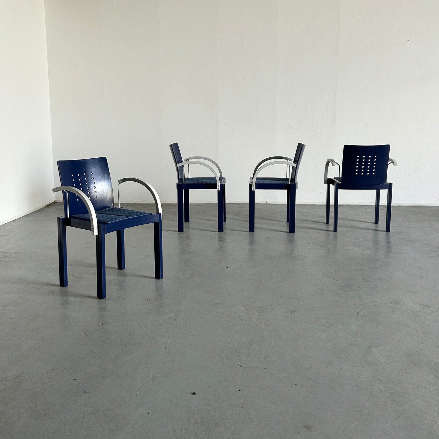 Set von 4 postmoderne Memphis-Ära Original Thonet Wien skulpturale stapelbare Esszimmerstühle, Original und signiert, 1990er Jahre Österreich Vintage