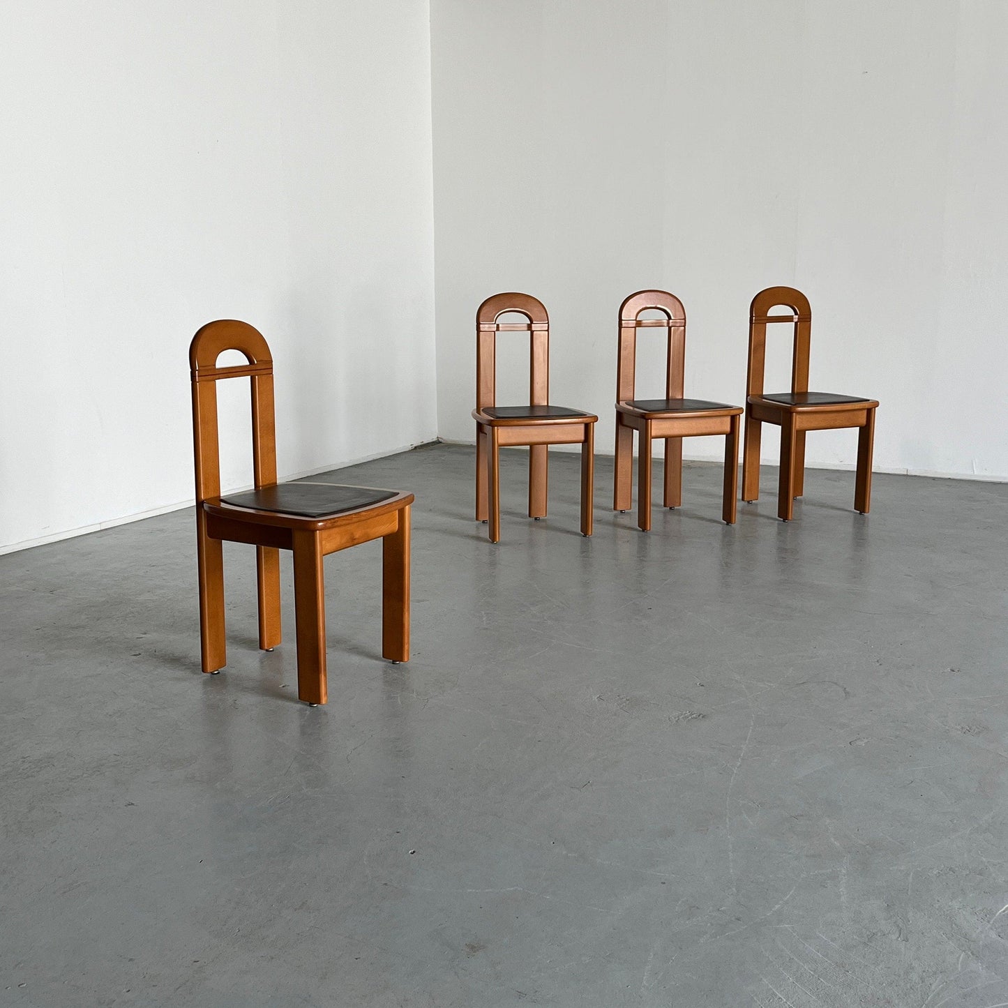 Set of 4 Italian Brutalist Dining Chairs in Lacquered Cherry Wood, in Style of Afra &amp; Tobia Scarpa, 1980s Italy