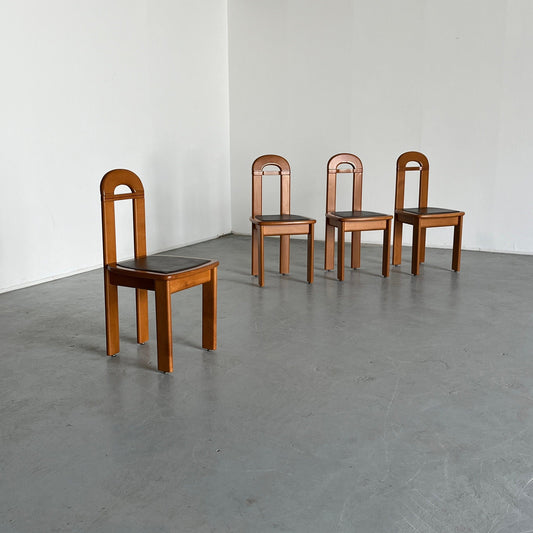 Ensemble de 4 chaises de salle à manger brutalistes italiennes en bois de cerisier laqué, dans le style d'Afra et Tobia Scarpa, Italie 1980