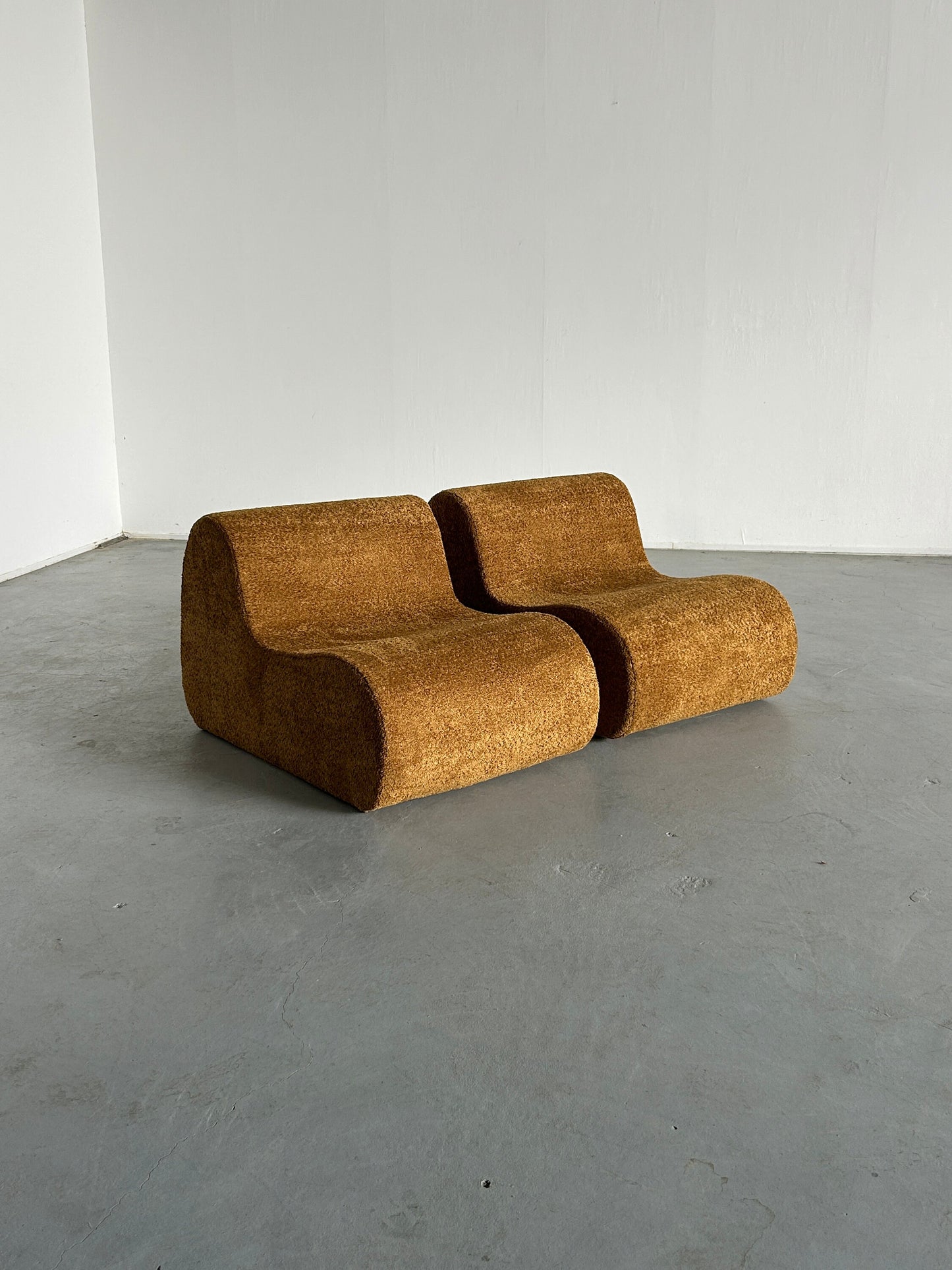 Ensemble de 2 chaises longues italiennes modernes du milieu du siècle en boucle ocre, causeuse Space Age ou canapé modulaire, Italie vintage des années 1970