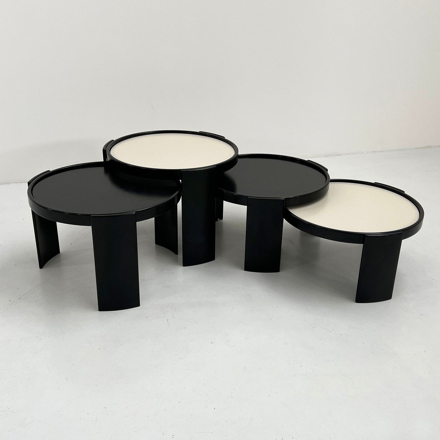 Set von 2 großen reversiblen Nesting-Tischen von Gianfranco Frattini für Cassina, 1960er Vintage