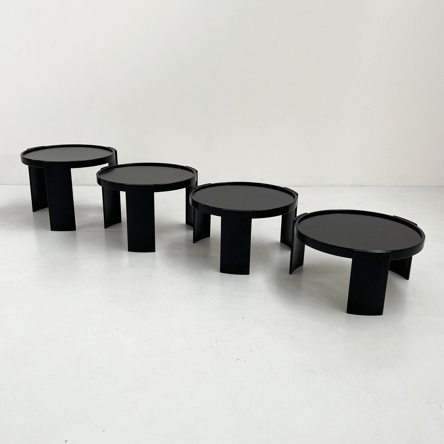 Set of 2 large reversible nesting tables by Gianfranco Frattini for Cassina, 1960s vintage