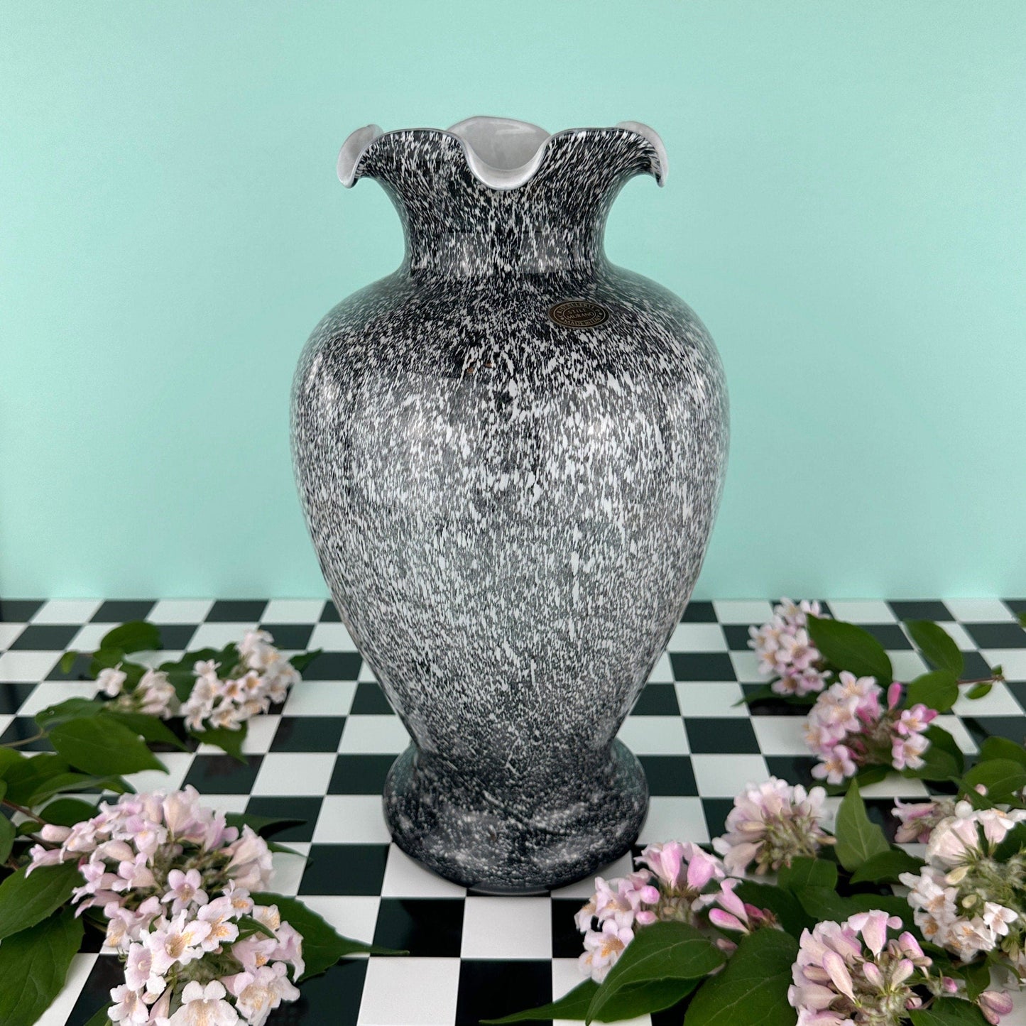 Vase en verre italien des années 1980 Verre de lait gris moucheté Tortue blanche Tartaruga Cheetah Fleurs de Murano années 80 70 années 1970