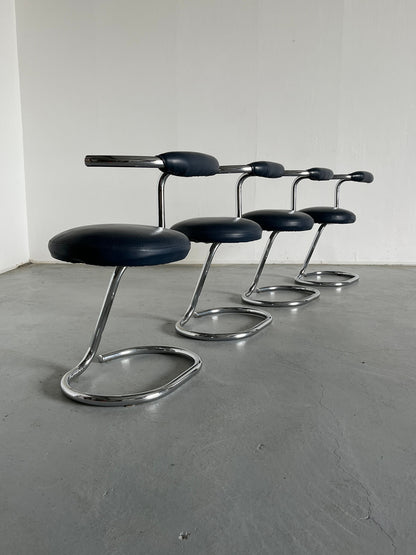 Ensemble de 4 chaises 'Cobra' de Giotto Stoppino en simili cuir bleu foncé, Italie Vintage 1970