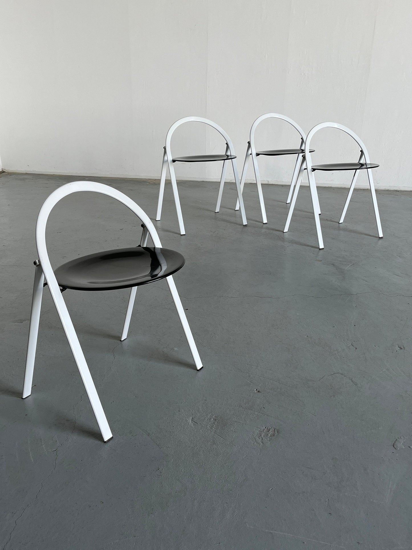 Set of 4 postmodern sculptural folding chairs by Giorgio Cattelan for Cidue, lacquered metal, Italy 1970s vintage