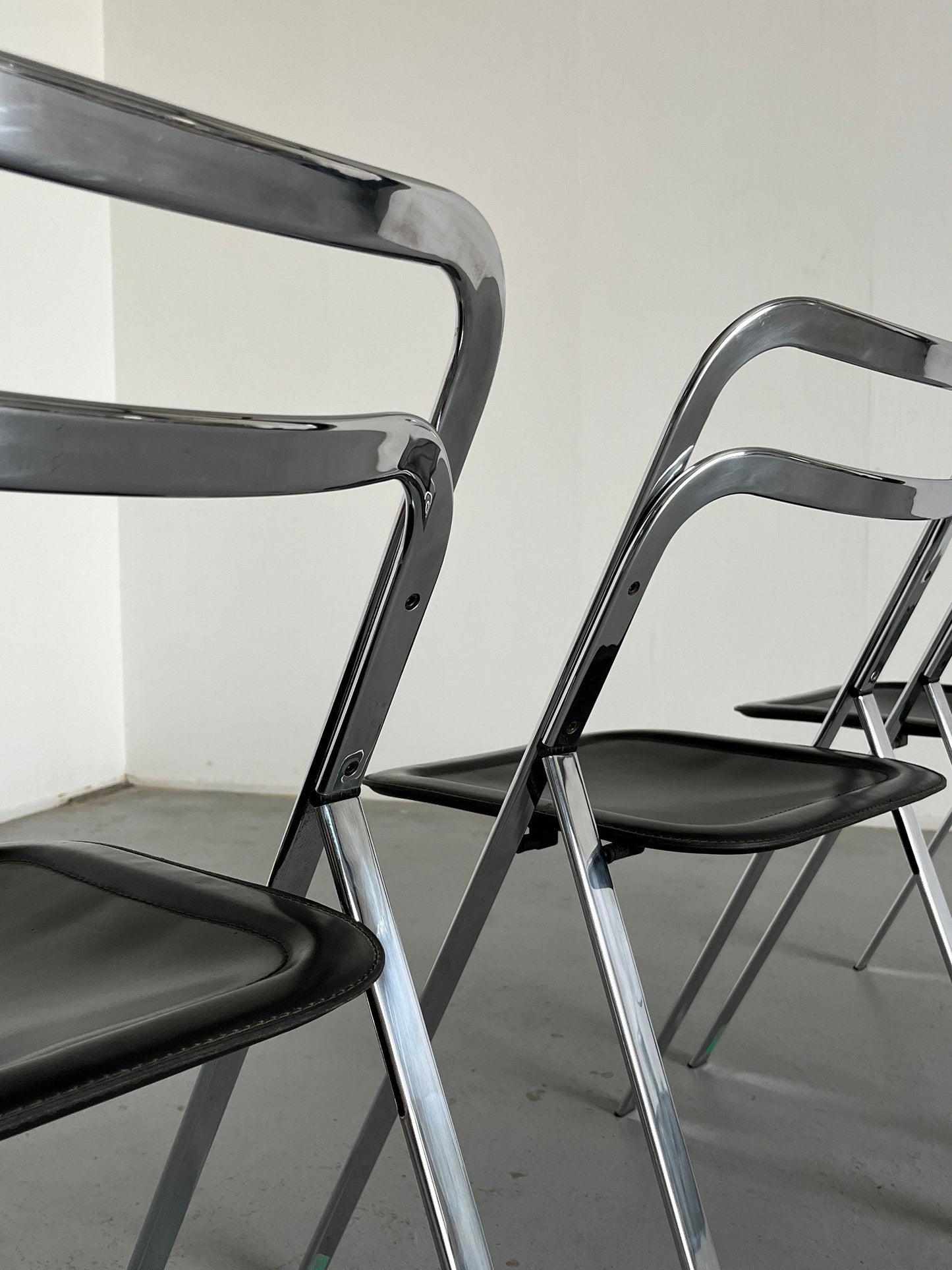 Set of 4 mid-century “Clio” folding chairs by Giorgio Cattelan for Cidue in leather and chrome, Italy 1970s vintage