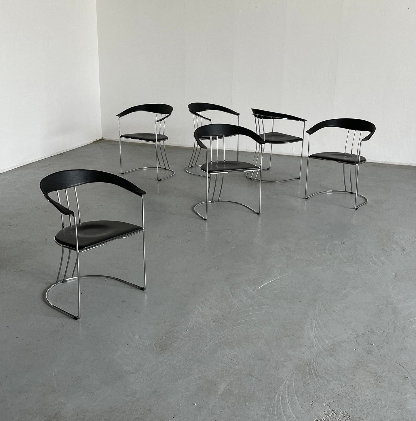 1 des 6 chaises de salle à manger postmodernes dans le style d'Ursula von Arrben, acier chromé et simili cuir, vintage années 1970