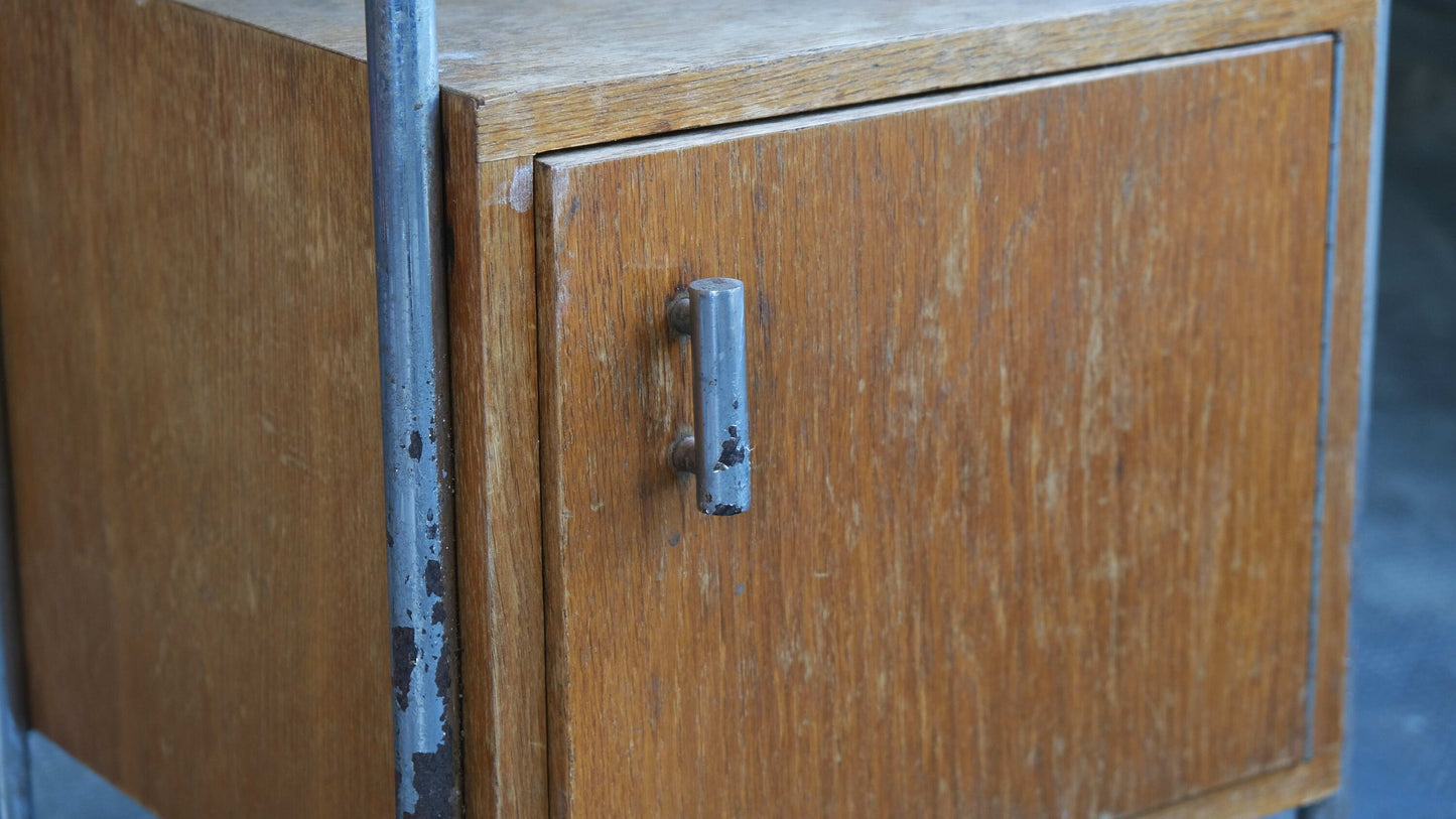 Table de chevet Bauhaus dans un état vintage à restaurer