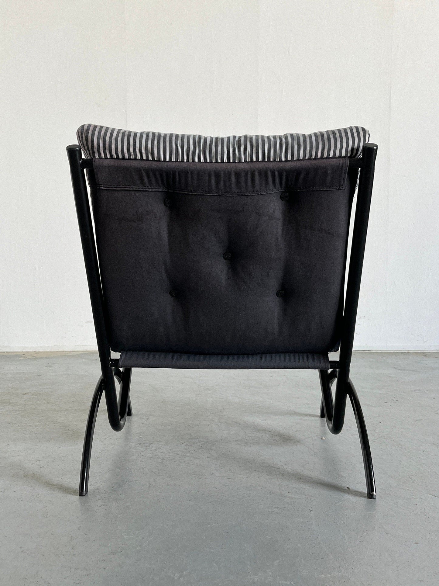 Fauteuil Memphis postmoderne de style Ikea, tissu rayé minimaliste noir et blanc, millésime des années 1980