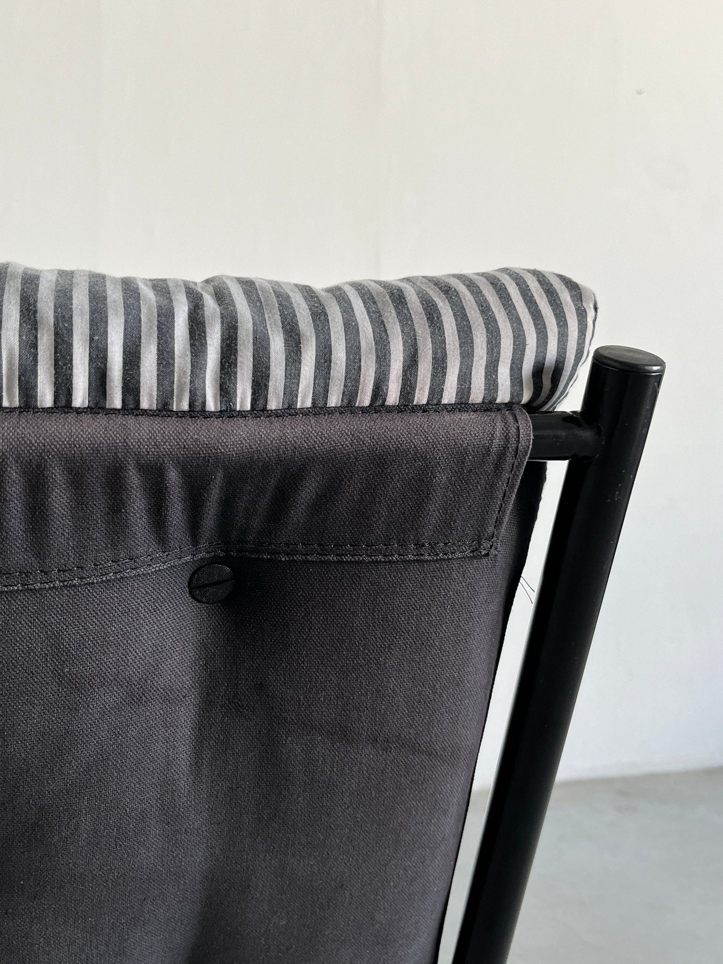 Fauteuil Memphis postmoderne de style Ikea, tissu rayé minimaliste noir et blanc, millésime des années 1980