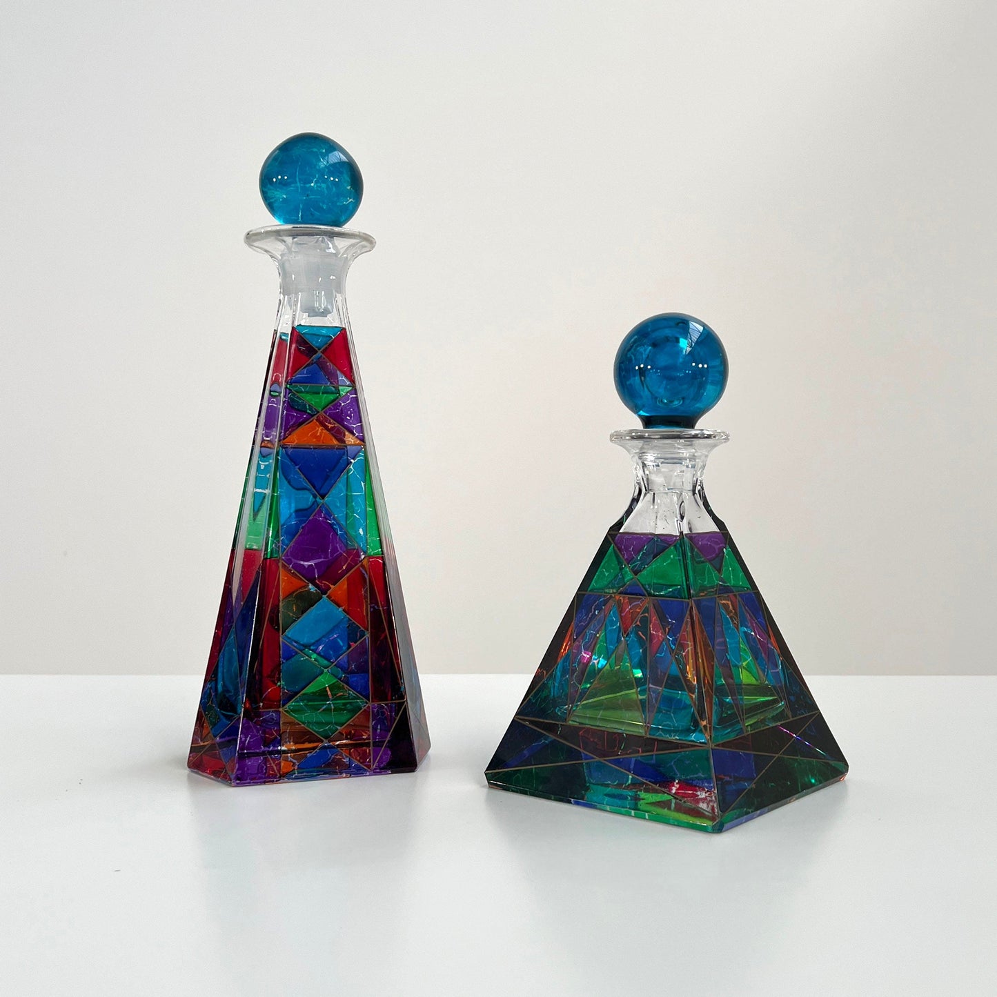 Ensemble de 2 carafes en verre multicolores, vintage années 1980