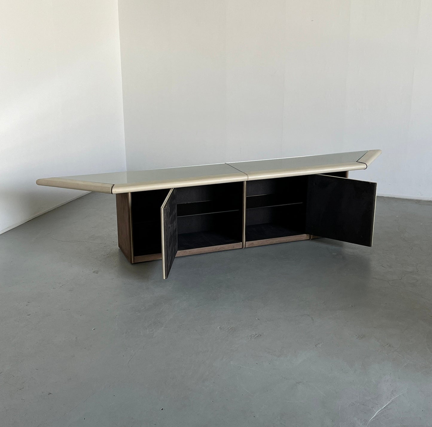 Grande console postmoderne « Bogo » en daim et verre cristal, par Carlo Bartoli pour Rossi di Albizzate, Italie Vintage 1970