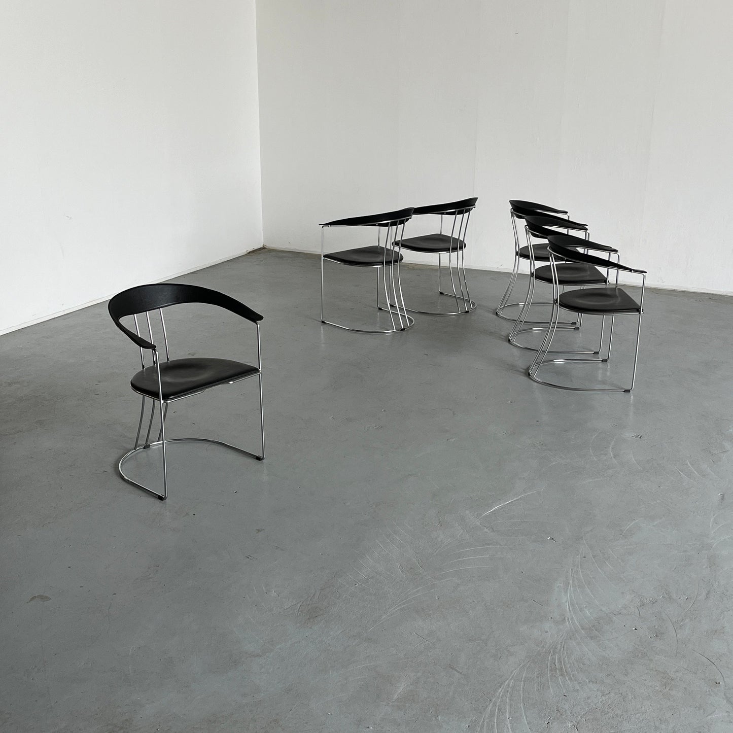 1 des 6 chaises de salle à manger postmodernes dans le style d'Ursula von Arrben, acier chromé et simili cuir, vintage années 1970