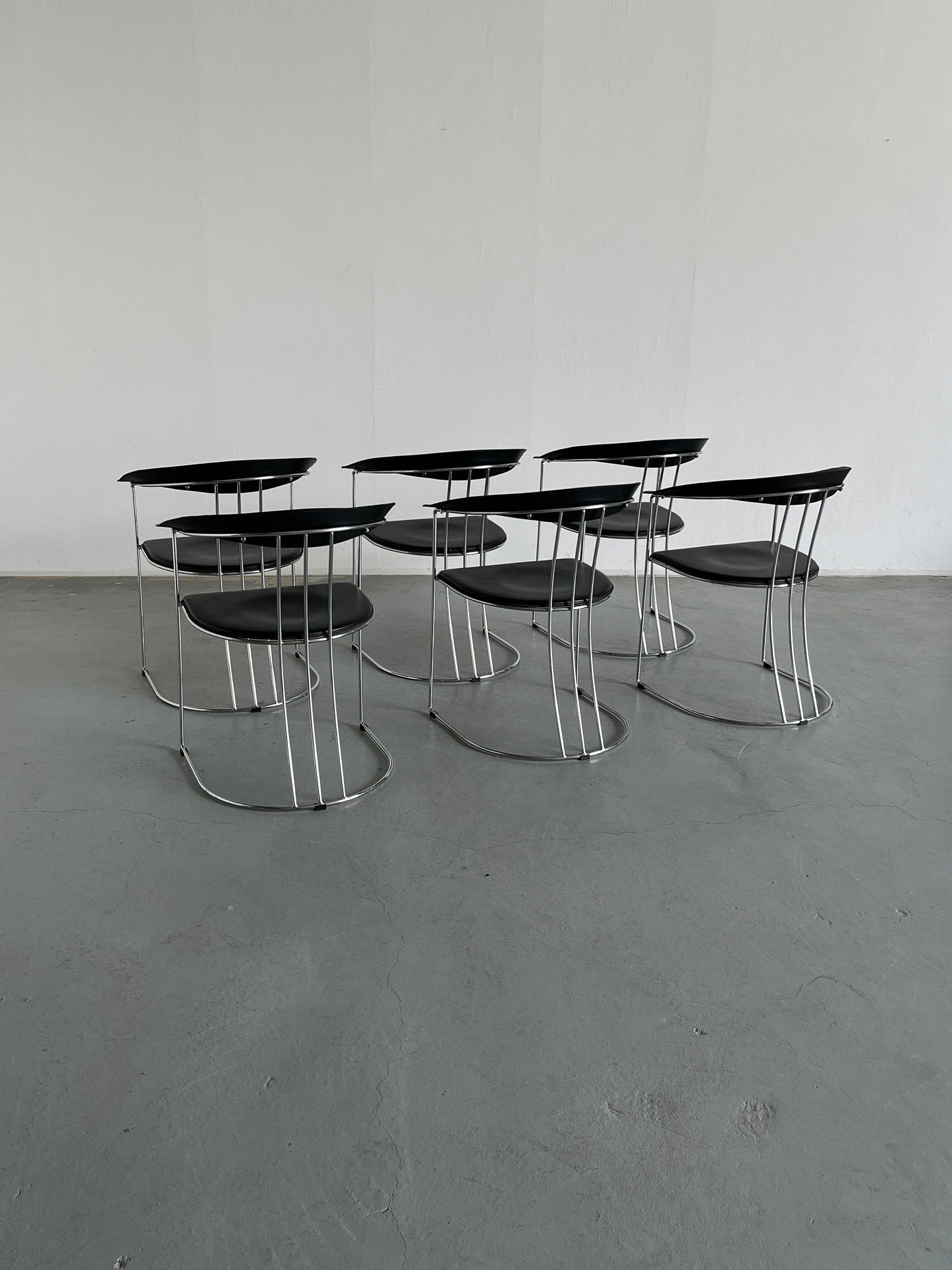 1 des 6 chaises de salle à manger postmodernes dans le style d'Ursula von Arrben, acier chromé et simili cuir, vintage années 1970