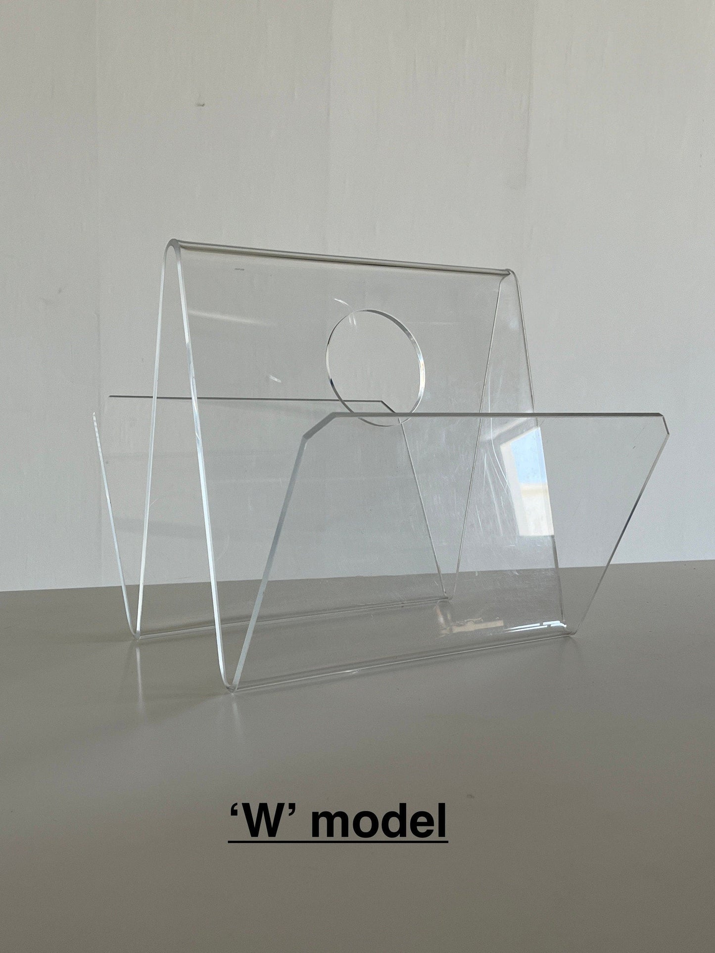 Postmodern ZigZag magazine holder or newspaper rack in Plexiglas, 1980s Italy Vintage