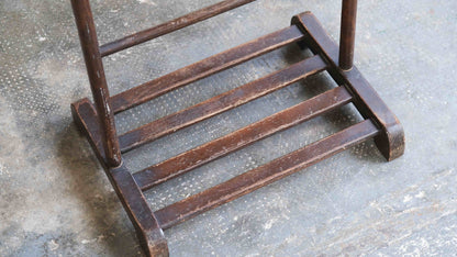 Bugholz Garderobenständer / Stummer Diener von Thonet in dunkelbraun Modell P133 Vintage