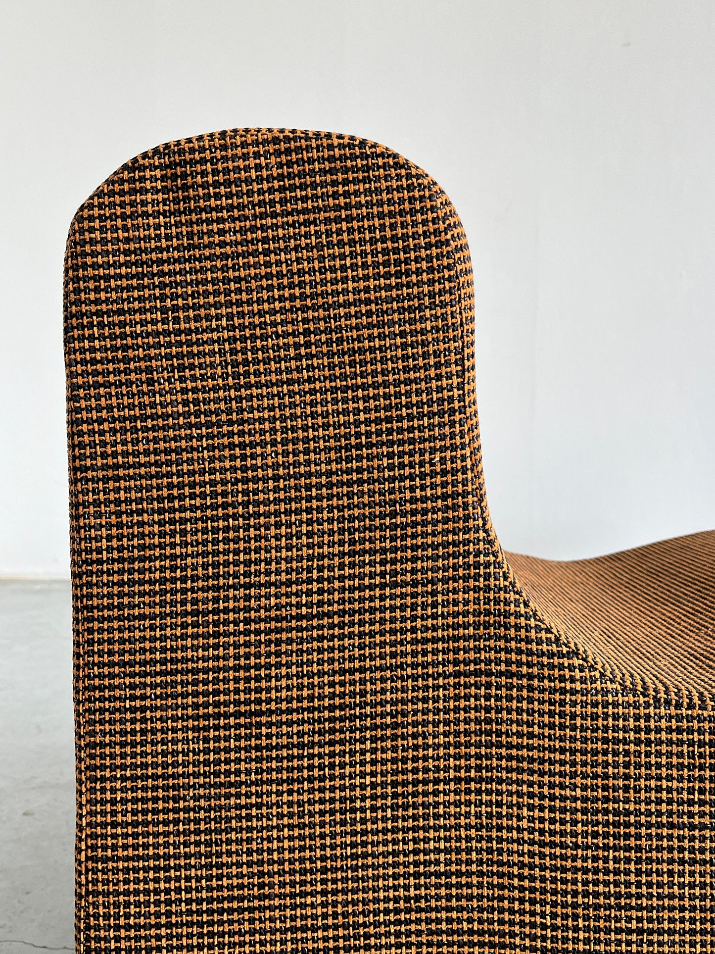 Ensemble de 2 fauteuils lounge ou fauteuils club italiens modernes du milieu du siècle en tissu à carreaux, Italie vintage des années 1970