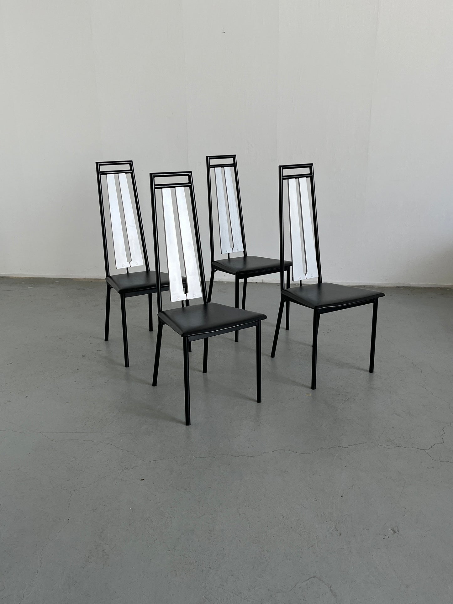 Ensemble de 4 chaises de salle à manger brutalistes postmodernes à haut dossier en métal noir, simili cuir et bois, Italie vintage années 1980