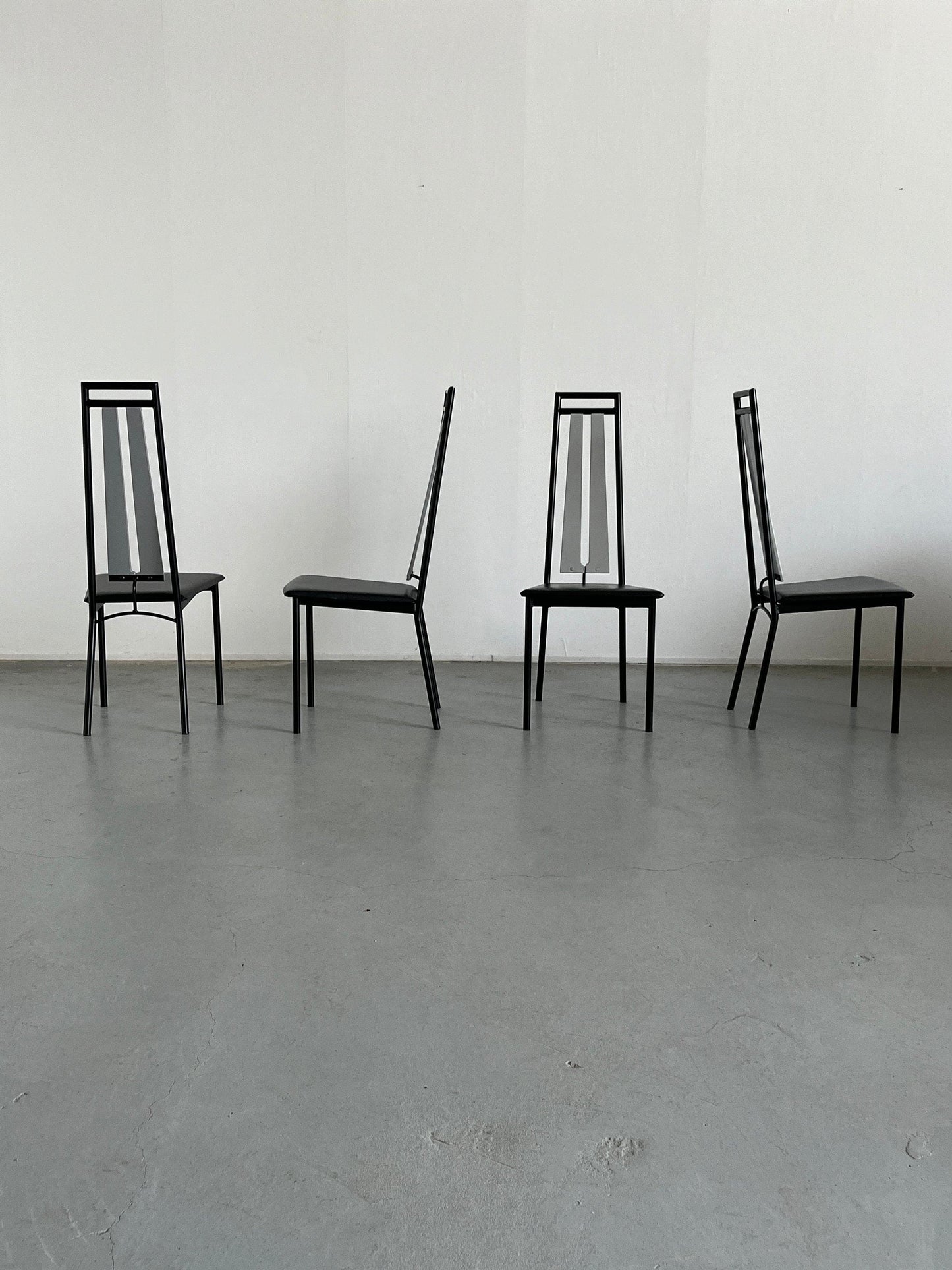 Ensemble de 4 chaises de salle à manger brutalistes postmodernes à haut dossier en métal noir, simili cuir et bois, Italie vintage années 1980