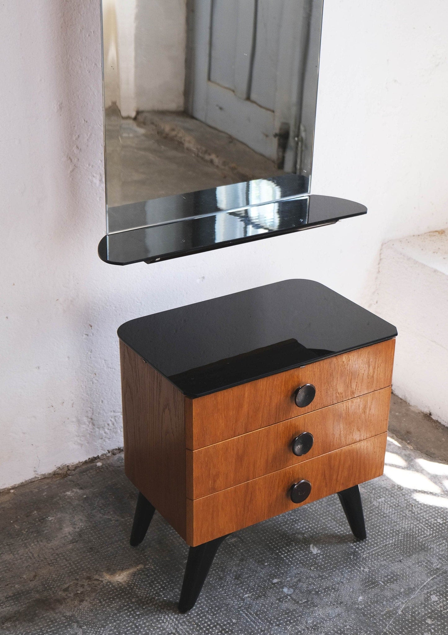 Ensemble de deux tables de chevet du milieu du siècle et d'une commode avec un miroir vintage