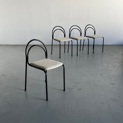 Set of 4 sculptural minimalist stackable dining chairs in curved iron frame and white wool upholstery, 1980s Italy vintage