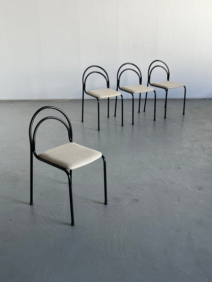 Ensemble de 4 chaises de salle à manger empilables minimalistes et sculpturales avec structure en fer courbé et revêtement en laine blanche, vintage Italie des années 1980