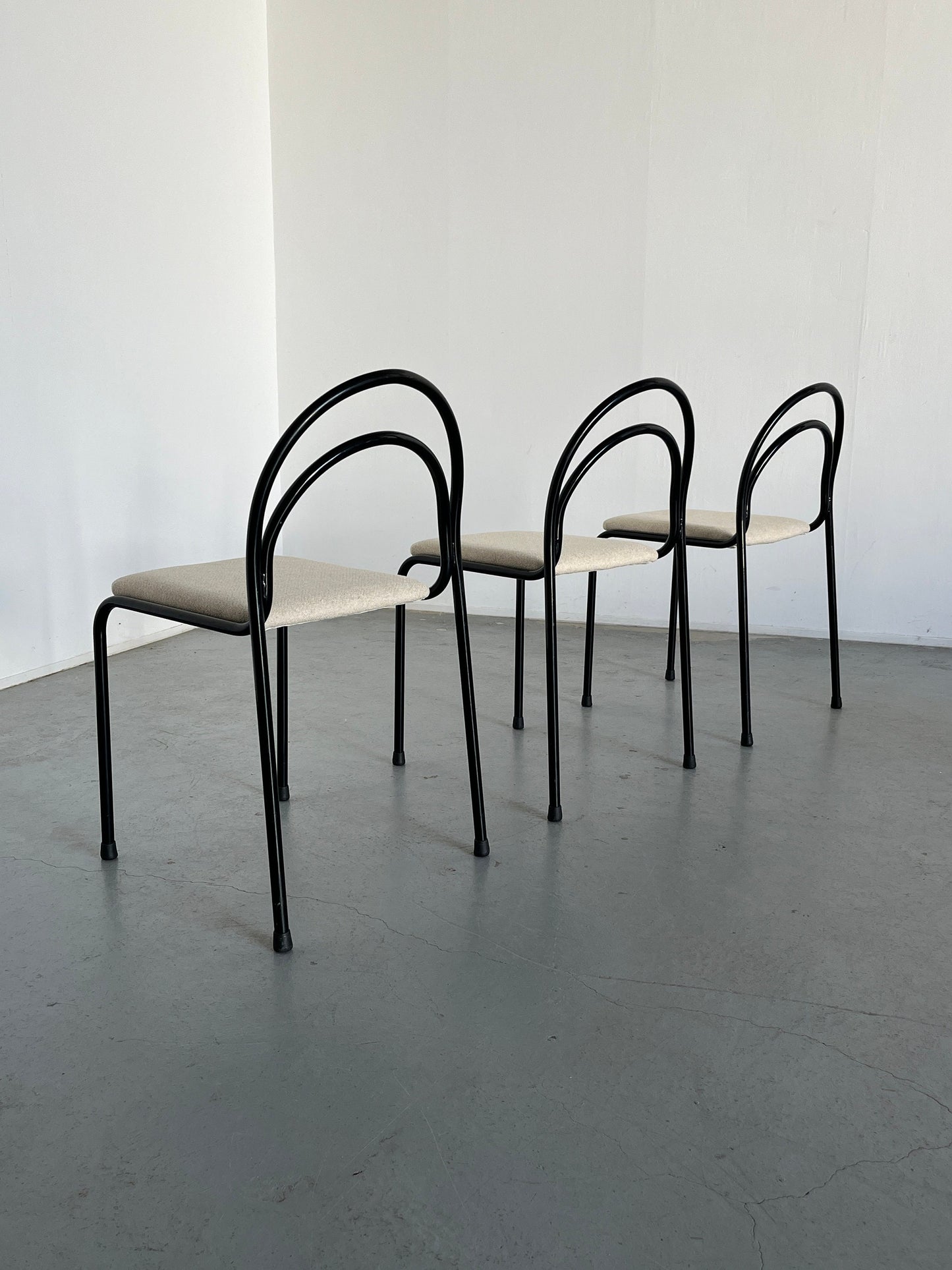 Ensemble de 4 chaises de salle à manger empilables minimalistes et sculpturales avec structure en fer courbé et revêtement en laine blanche, vintage Italie des années 1980