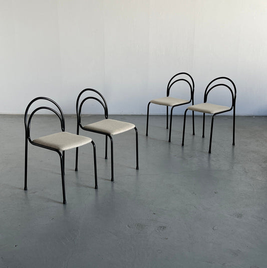 Ensemble de 4 chaises de salle à manger empilables minimalistes et sculpturales avec structure en fer courbé et revêtement en laine blanche, vintage Italie des années 1980