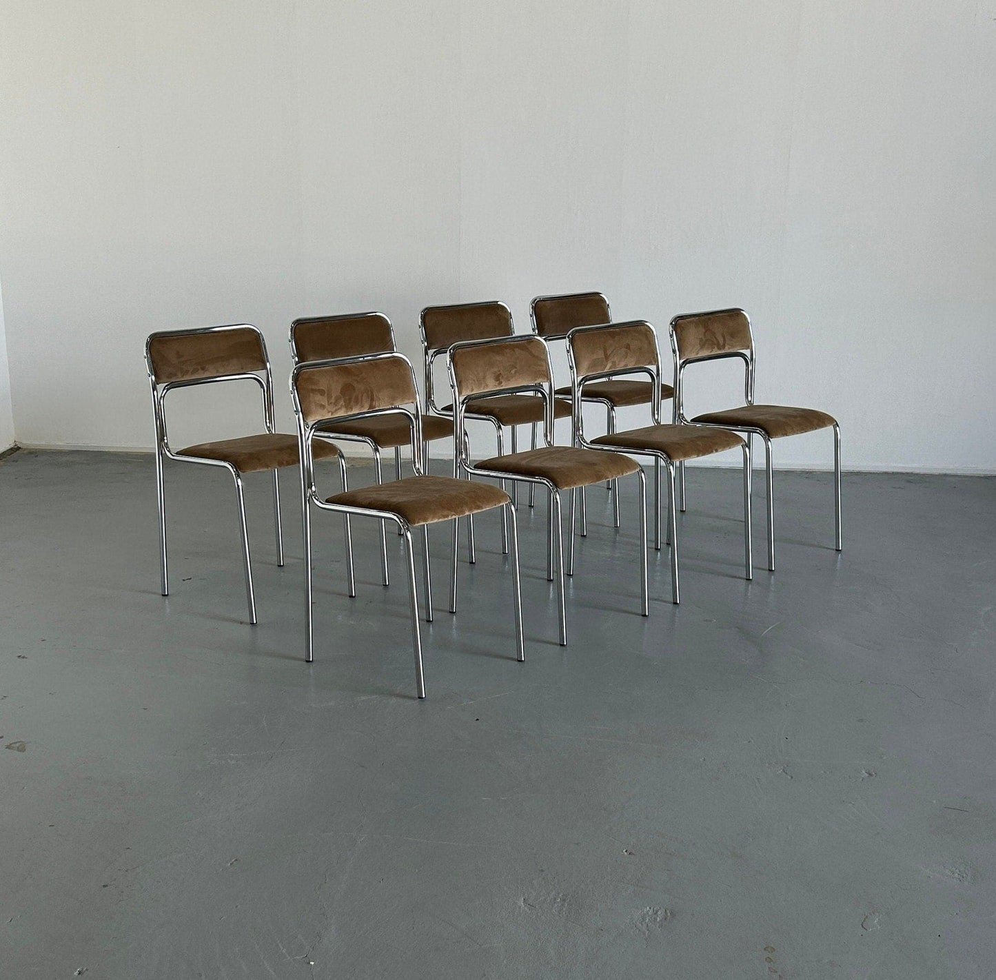 Bauhaus Chrome Tubular Steel et Beige Velvet Chairs / Chaises de salle à manger empilables modernistes italiennes vintage