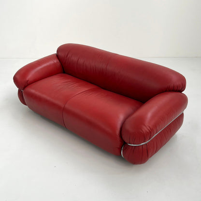 Red leather sofa Sesann 2-seater by Gianfranco Frattini for Cassina, 1970s vintage