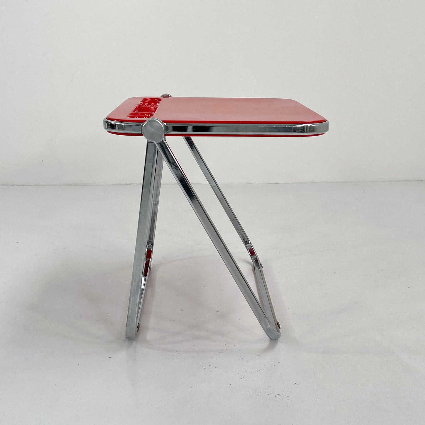 Red Platone folding table by Giancarlo Piretti for Anonima Castelli, 1970s vintage