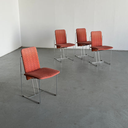 Ensemble de 4 chaises de salle à manger postmodernes de l'ère spatiale avec structure en acier chromé et revêtement à motif géométrique rose, vintage Italie des années 1980