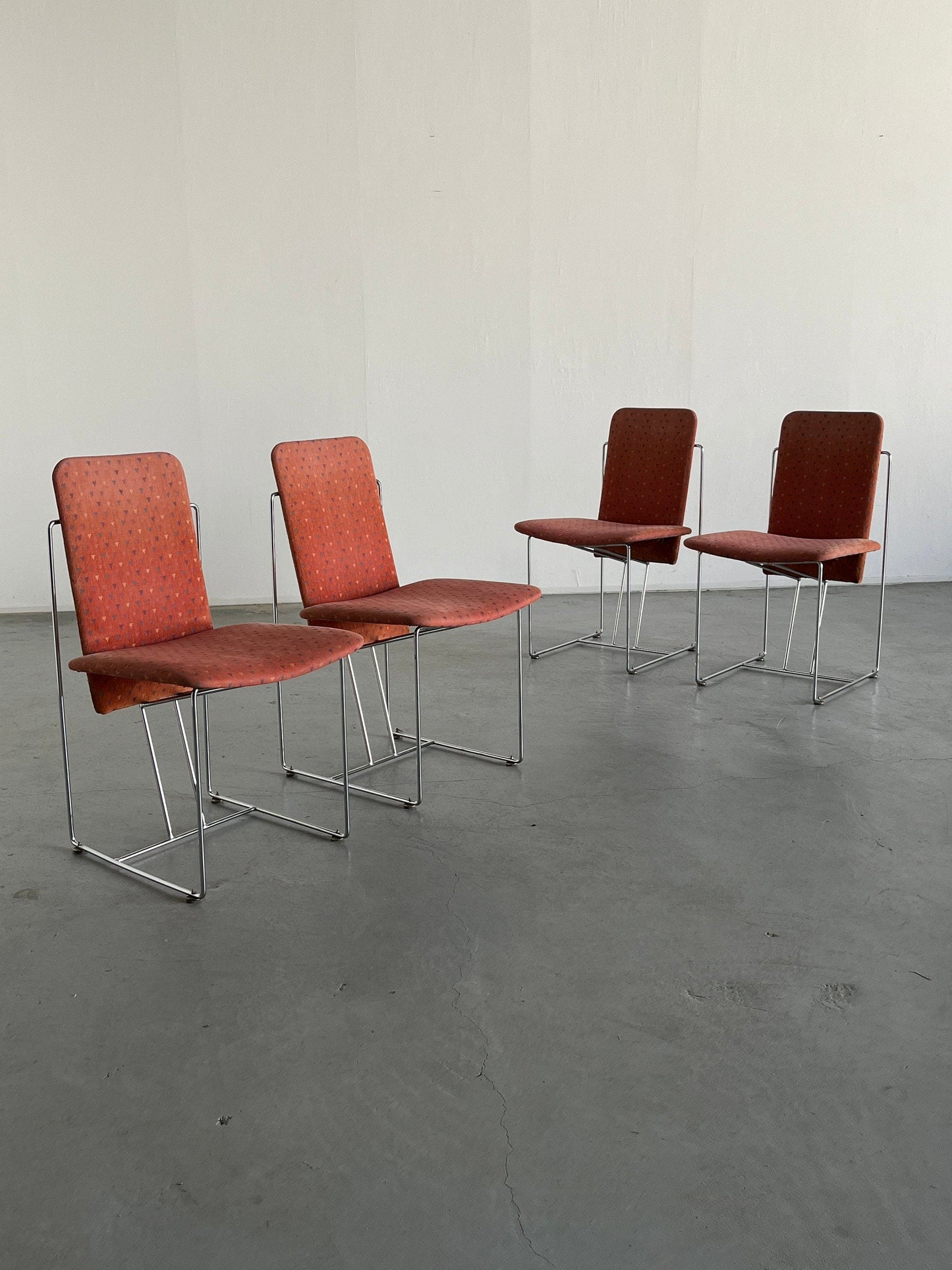 Ensemble de 4 chaises de salle à manger postmodernes de l'ère spatiale avec structure en acier chromé et revêtement à motif géométrique rose, vintage Italie des années 1980